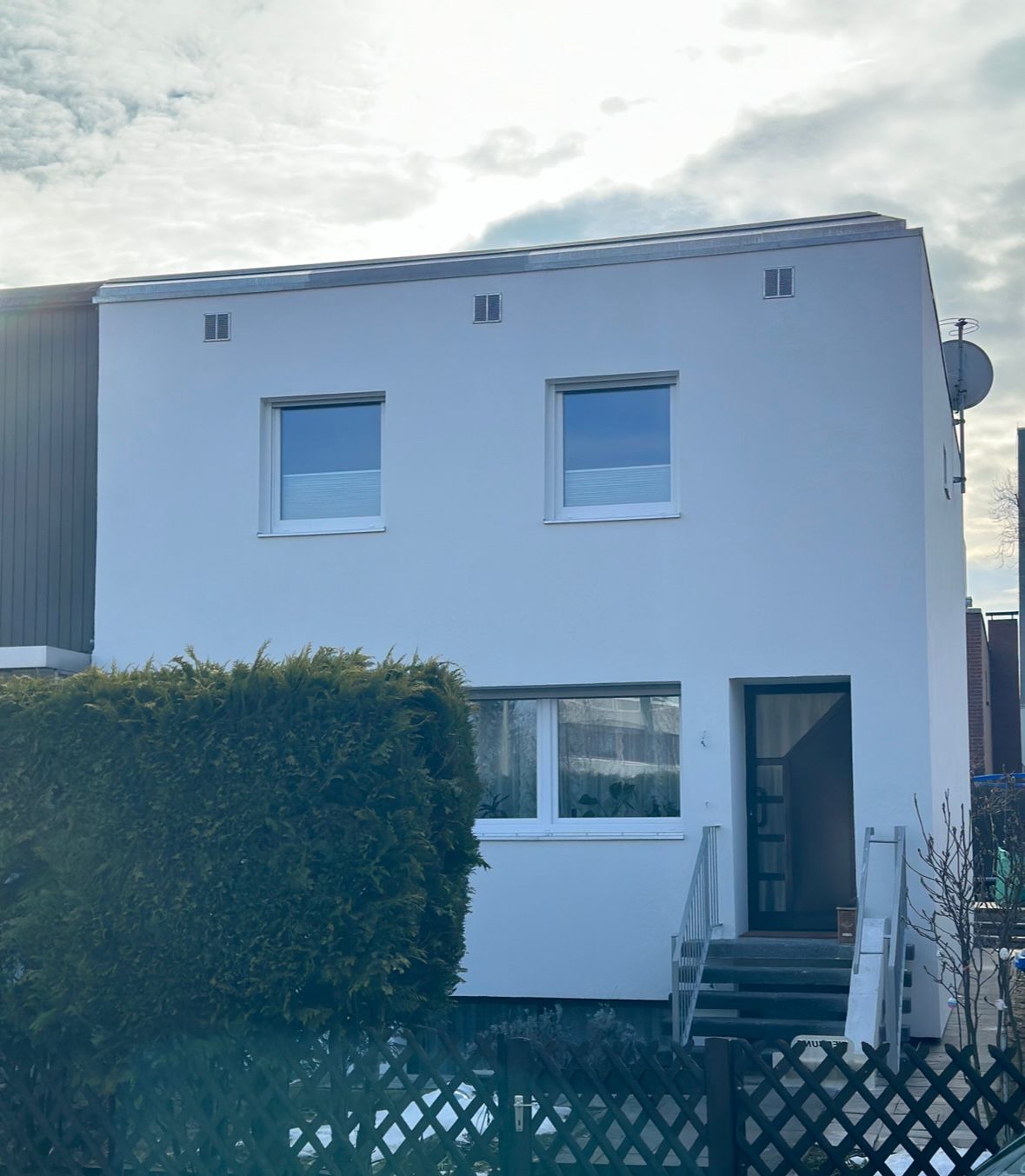 Fassaden-, Dach- und Fenstersanierung in Ziegelstein – Nachher