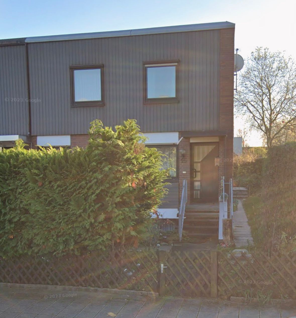 Fassaden-, Dach- und Fenstersanierung in Ziegelstein – Vorher